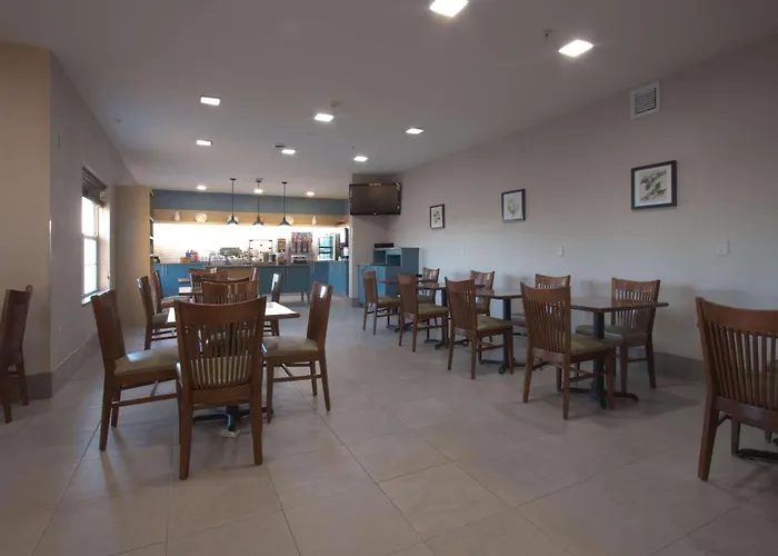 Country & By Radisson, Airport 3* Moline