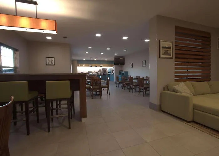 Hotel Country & By Radisson, Airport