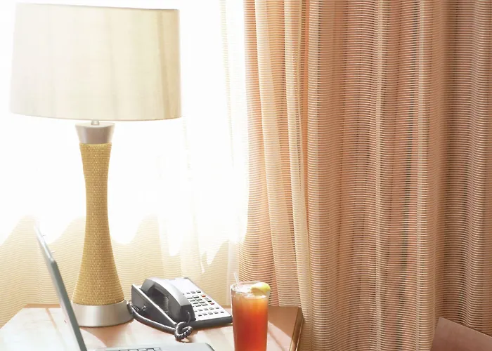 Country & By Radisson, Airport Hotel Moline