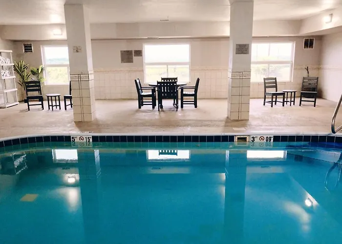Country & By Radisson, Airport Hotel Moline