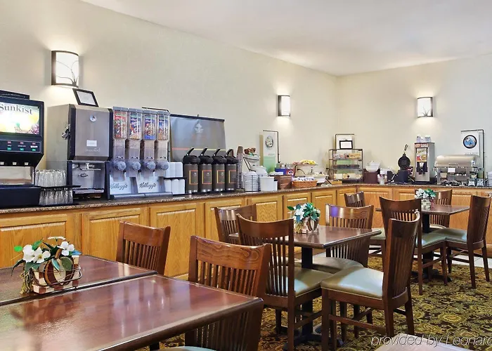 Country & By Radisson, Airport 3* Moline